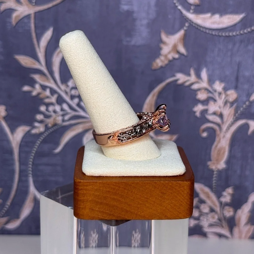 Estate rose gold tone solitaire crystal ring with intricate vine cutwork Lot D71